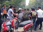 anggota-ukm-saat-terlibat-kontak-fisik-dengan-aparat-keamanan-kampus.jpg