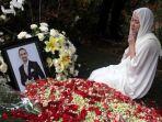 artis-bunga-citra-lestari-berdoa-di-depan-makam-suaminya-almarhum-ashraf-sinclair.jpg