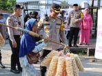 bagi-takjil-kapolrestabes-Medan-di-hari-puasa.jpg