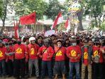 buruh-dan-elemen-lainnya-mulai-memasuki-gedung-dprd-sumut.jpg