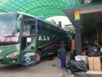 calon-penumpang-bus-menunggu-di-stasiun-als-sas.jpg