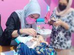 dr-riri-saat-melakukan-aktivitas-imunisasi-dr-riri.jpg