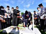 edy-rahmayadi-melakukan-tabur-bunga-ke-makam-salah-satu-pahlawan-sasa.jpg