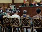 hakim-dan-panitera-penerima-suap-CPO-menangis-di-sidang.jpg