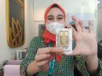 harga-emas-antam-medan_pegawai-saat-menunjukkan-display-emas-100gr.jpg