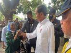 ibu-setengah-terisak-memegang-tangan-Presiden-Jokowi.jpg