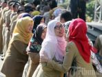 ilustrasi-pns-senang-mendapat-thr-dan-gaji-13_20180523_215533.jpg