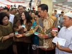 jokowi-kartu-indonesia-sehat-kartu-indonesia-sejahtera-tribun-medan-com.jpg