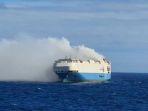 kapal-kargo-terbakar.jpg