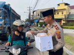 kapolsek-tuntungan-bagi-takjil-ke-pengemdara.jpg