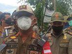 kasatpol-pp-sumut-suryadi-bahar-saat-berada-di-lokasi-razia-masker.jpg