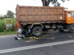 kecelakaan-motor-tabrak-truk-tribun_20170718_182557.jpg