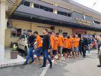 kesembilan-bandit-jalanan-saat-digiring-ke-sel-tahanan-Polrestabes-Medan.jpg