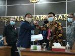 komisioner-komnas-ham-m-choirul-anam-menerima-sebundel-berkas-d.jpg