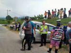 korban-serta-kendaraan-yang-terperosok-setelah-menabrak-kedua-pejalan-kaki-di-tarutung.jpg
