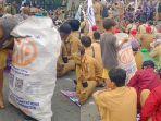 kutip-sampah-di-tengah-demo-perangkat-desa.jpg