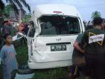 laka-maut-di-Sergai-Toyota-Hiace-vs-kereta-api.jpg