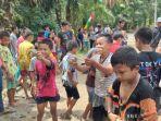 lomba-tangkap-ikan-di-jalan-rusak.jpg