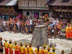 lompat-batu-suku-Nias-ditonton-warga.jpg