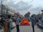 mahasiswa-demo-jalan-rusak-adang-truk-bangun-tenda.jpg