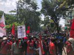 massa-pendemo-satukan-barisan-di-depan-plaza-palladium.jpg