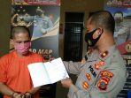 membacakan-bukti-sebuah-buku-catatan-harian-yang-ditulis-oleh-korban.jpg