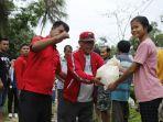 memberikan-bantuan-berupa-sembako-kep.jpg
