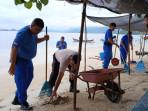 memungut-sampah-plastik-di-Pesisir-Pantai-Pendaratan-Sarudik.jpg