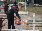 menabur-bunga-di-TMP-Nagur-dalam-rangka-HUT-TNI-ke-80-Jumat-3102025.jpg