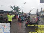 mencegah-kemacetan-dan-lakalantas-dipagi-hari-ditengah-derasnya-hujan-Rabu-132023.jpg
