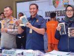 menunjukkan-handphone-sebagai-barang-bukti-hasil-kejahatan-peretasan.jpg
