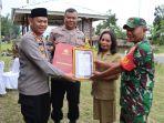 menyerahkan-Piagam-Penghargaan-Atas-keberhasilan-Tiga-Pilar.jpg