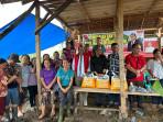 menyerahkan-benih-jagung-Pioner-P-32-kepada-petani-di-Desa-Sisarahili-Nias-Jumat-10112025.jpg