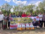 menyerahkan-bibit-jagung-jenis-P-32-kepada-petani-kuraang-mampu-Rabu-8102025.jpg