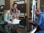 menyerahkan-mobil-dinas-P.jpg