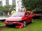 mobil-mewah-terbang-tabrak-pembatas-jalan.jpg