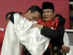 momen-haru-saat-jokowi-dan-prabowo-saling-berpelukan-saat-atlet-silat-raih-mendali-emas_20180829_172428.jpg