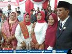 nahwani-anggota-dprd-terpilih-ditemani-ketiga-istrinya-usai-pelantikan.jpg