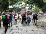 para-demonstran-berada-di-depan-kantor-dprd-sumut-pada-kamis-8102020.jpg