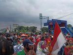 para-demonstran-sedang-berjalan-menuju-dan-tiba-di-fly-over-amplas-medan.jpg