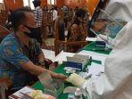 pegawai-pn-medan-di-ambil-sampel-darahnya-untuk-rapid-tes-diruang-cakra-utama.jpg