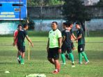 pelatih-psms-mahruzar-nasution-tribun_20170128_115359.jpg