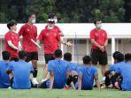 pemain-timnas-u-19-saat-dengar-arahan-pelatih.jpg