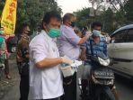 pembagian-masker-kepada-warga-di-pasar-petisah.jpg