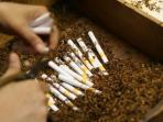 pembuatan-rokok-kretek-tribun_20160930_224004.jpg