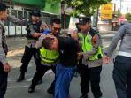 pemudik-dibekuk-Polisi-karena-melakukan-tindakan-yang-aneh.jpg