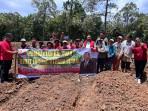 penanaman-benih-jagung-Pioner-32-sebanyak-1-ton-bantuan-dari-DPD-PDI.jpg