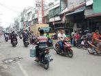 pengendara-sepeda-motor-melintas-di-jalan-irian-tanjung-morawa-juat-2182020.jpg