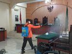 penyemprotan-disinfektan-di-pengadilan-negeri-binjai-kamis-392020.jpg