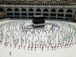 ratusan-jemaah-muslim-mengelilingi-kabah-bangunan-berbentuk-kubus-di-masjid-al-haram.jpg